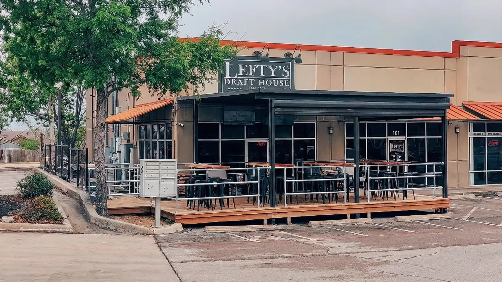 Lefty's Draft House covered patio and storefront on Judson Road in San Antonio